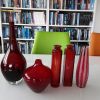 5 rote Glasvasen (die Linke ist von IKEA) für zusammen